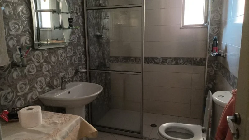 Tirane, jepet me qera apartament 2+1 Kati 4, 85 m² 700 € (fusha e aviacionit)