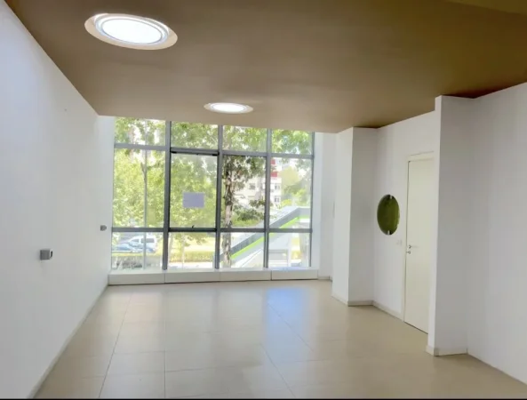 Vlore, jepet me qera nga Pronari, pa-komision dyqan Kati 1, 160 m² 950 € (Gjergj Arianiti)