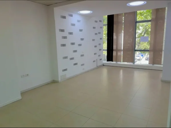 Vlore, jepet me qera nga Pronari, pa-komision dyqan Kati 1, 160 m² 950 € (Gjergj Arianiti)