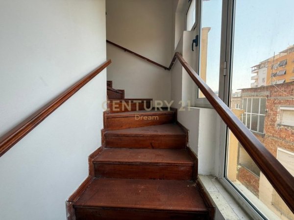 Tirane, shitet apartament duplex 3+1 Kati 3, 135 m² 135.000 € (Ish Restorant Durresi)