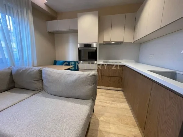 Tirane, jepet me qera apartament 1+1 Kati 1, 55 m² 600 € (Pazari Ri)