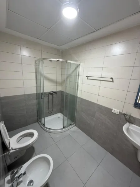 Tirane, jepet me qera apartament 2+1+Ballkon Kati 7, 110 m² 800 € (Fiori Di Bosco)
