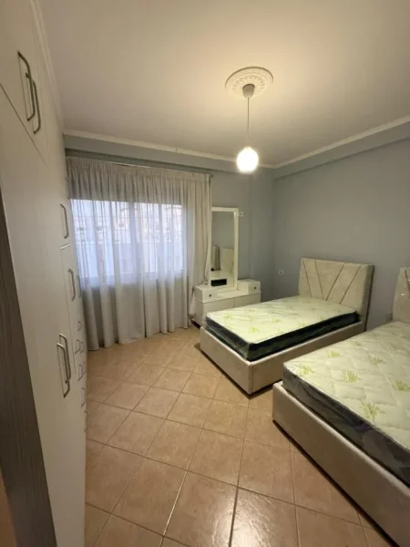Tirane, jepet me qera apartament 2+1+Ballkon Kati 8, 110 m² 500 € (rruga teodor keko)