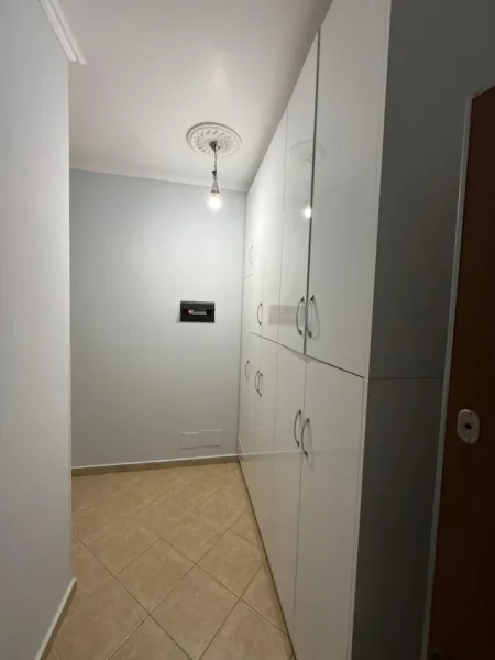 Tirane, jepet me qera apartament 2+1+Ballkon Kati 8, 110 m² 500 € (rruga teodor keko)