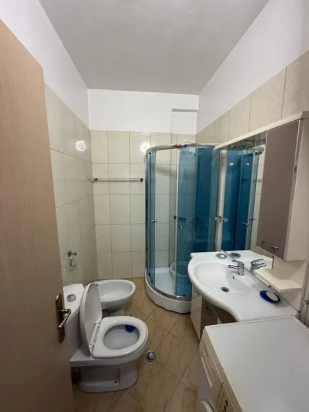 Tirane, jepet me qera apartament 2+1+Ballkon Kati 8, 110 m² 500 € (rruga teodor keko)