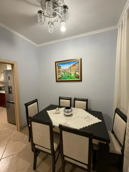Tirane, jepet me qera apartament 2+1+Ballkon Kati 8, 110 m² 500 € (rruga teodor keko)