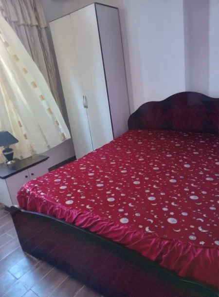 Tirane, jepet me qera Vile 1+1 Kati 2, 63 m² (200 m posht Xhamis Don bosko)