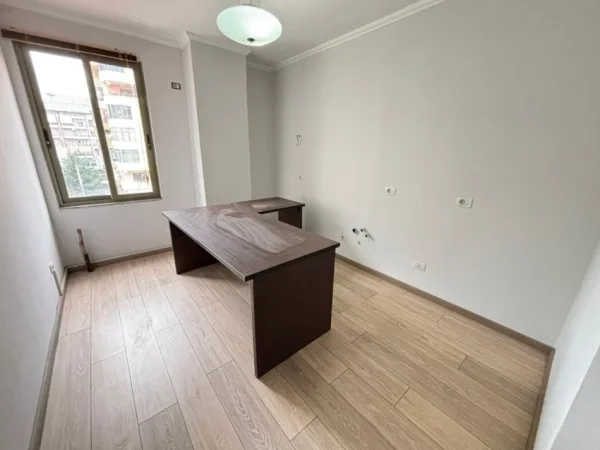 Tirane, shitet apartament 2+1 Kati 3, 103 m² 258.000 € (Rruga Muhamed Gjollesha)