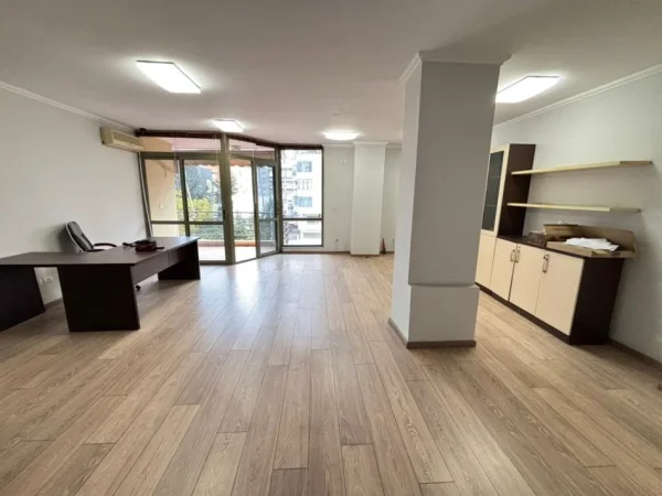 Tirane, shitet apartament 2+1 Kati 3, 103 m² 258.000 € (Rruga Muhamed Gjollesha)