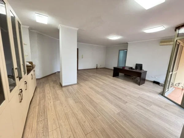 Tirane, shitet apartament 2+1 Kati 3, 103 m² 258.000 € (Rruga Muhamed Gjollesha)