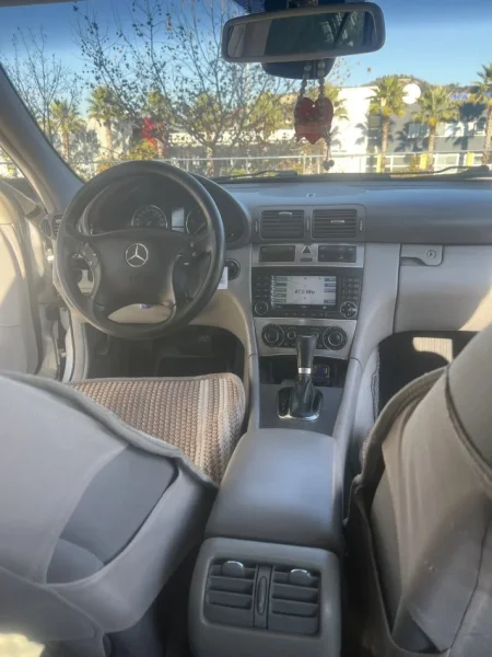 Tirane, shitet makine Mercedez-bemz Nafte, gri metalizato automatik Kondicioner 278.000 km 2.500 €