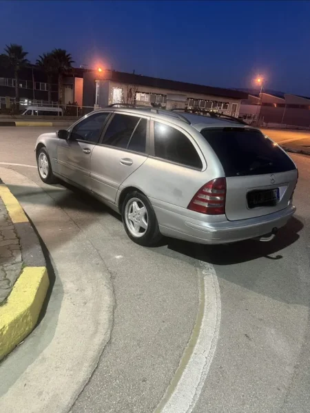 Tirane, shitet makine Mercedez-bemz Nafte, gri metalizato automatik Kondicioner 278.000 km 2.500 €