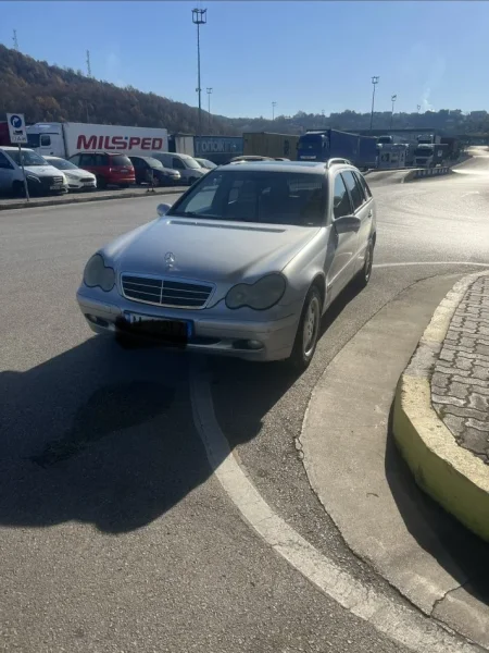Tirane, shitet makine Mercedez-bemz Nafte, gri metalizato automatik Kondicioner 278.000 km 2.500 €
