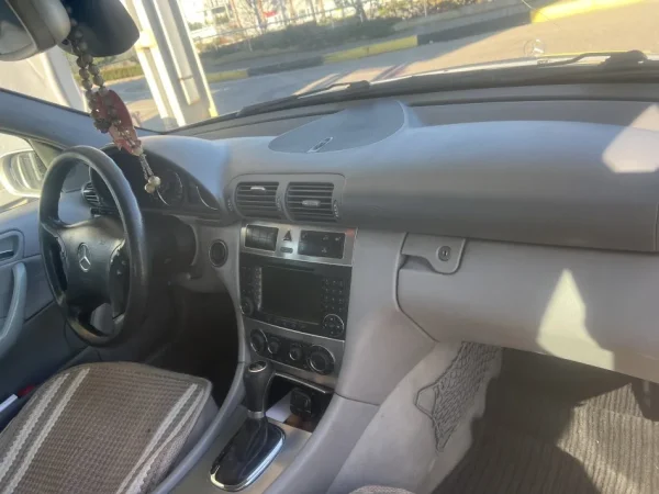 Tirane, shitet makine Mercedez-bemz Nafte, gri metalizato automatik Kondicioner 278.000 km 2.500 €