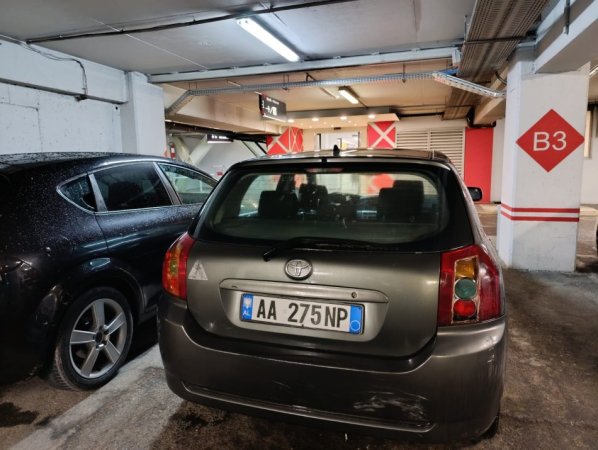 Tirane, shes makine Toyota Corolla Nafte, gri e erret automatik Kondicioner 280.000 km