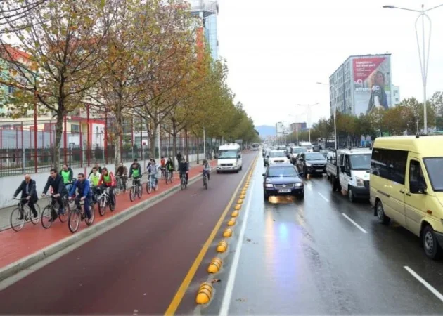 Tirane, jepet me qera ambjent biznesi Kati -1, 35 m² (Rruga Dritan Hoxha)