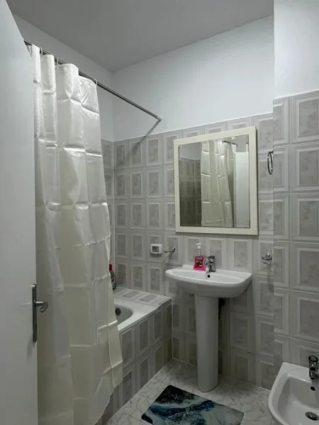 Tirane, jepet me qera apartament 2+1+Aneks+Ballkon Kati 8, 110 m² 650 € (Pallati me shigjeta)