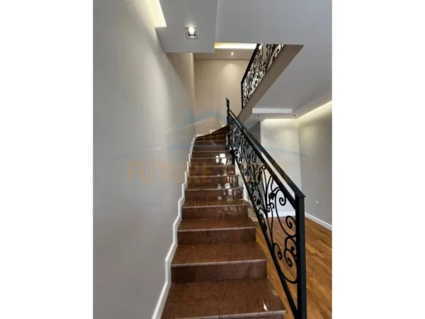 Tirane, shitet Vile 2 Katshe Kati 0, 270 m² 700.000 € (Fshati SOS, Sauk)