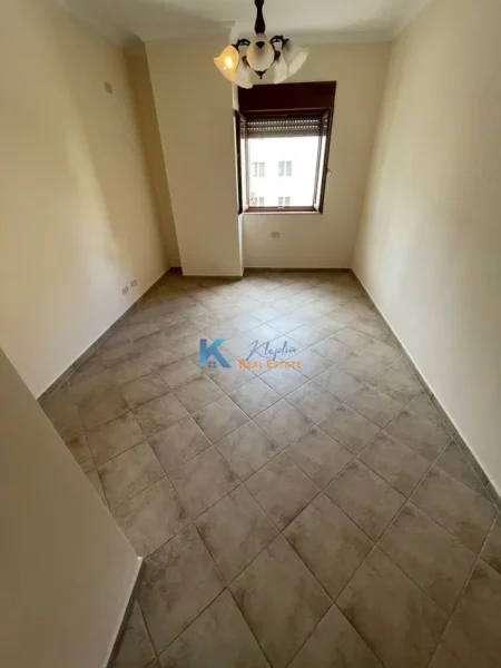 Tirane, jap me qera zyre Kati 2, 127 m² 700 € (9 Katshet)