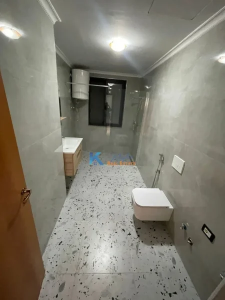 Tirane, jap me qera zyre Kati 2, 127 m² 700 € (9 Katshet)