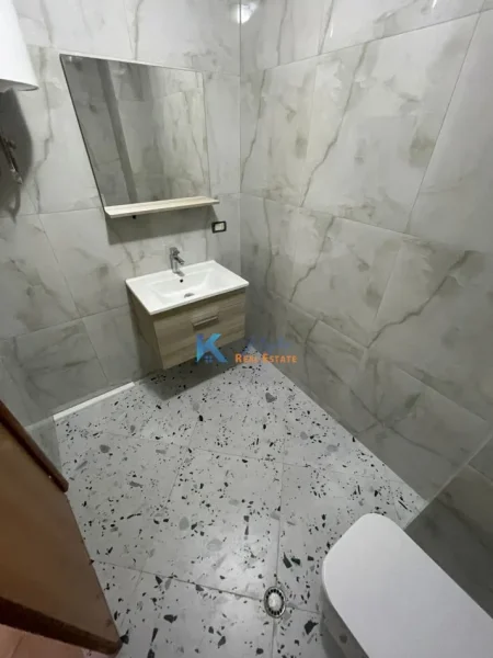 Tirane, jap me qera zyre Kati 2, 127 m² 700 € (9 Katshet)