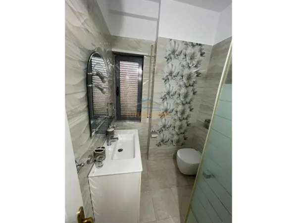 Tirane, jepet me qera apartament 2+1 Kati 4, 102 m² 750 € (Komuna e Parisit)