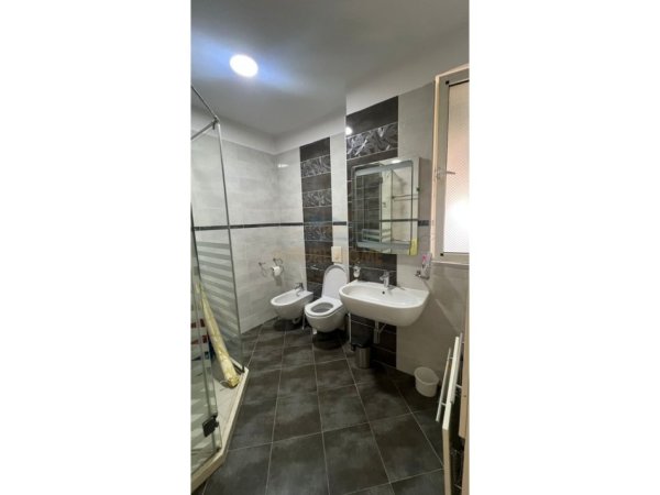 Tirane, jepet me qera zyre Kati 3, 135 m² 1.500 € (PAZARI I RI)