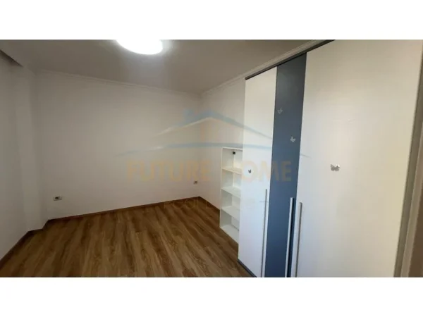 Tirane, jepet me qera zyre Kati 3, 135 m² 1.500 € (PAZARI I RI)