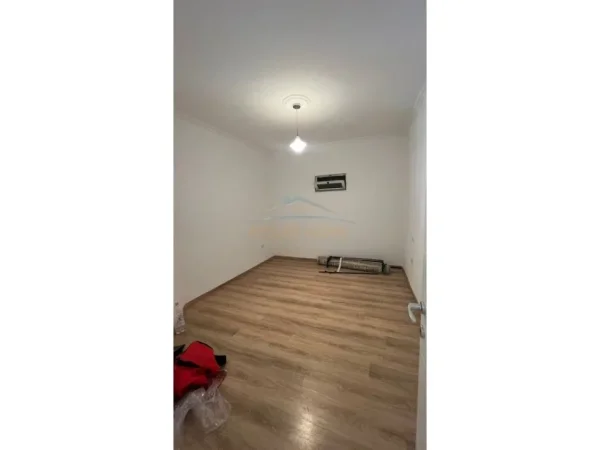 Tirane, jepet me qera zyre Kati 3, 135 m² 1.500 € (PAZARI I RI)