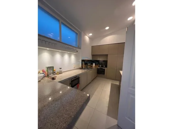 Tirane, shitet Vile 2 Katshe Kati 0, 2.250 m² 3.900.000 € (TEG)