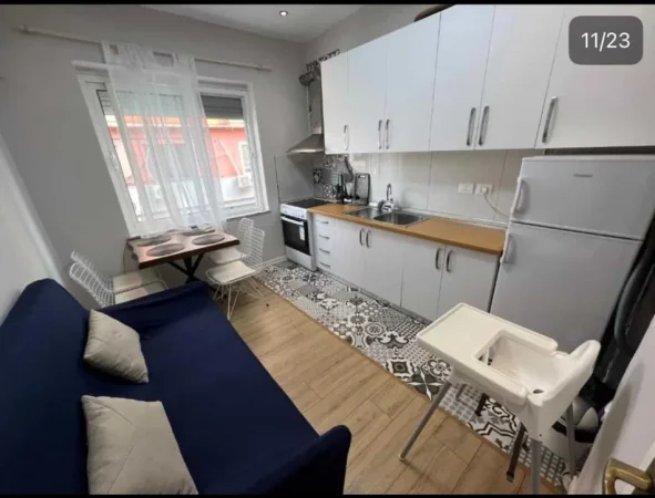 Tirane, jepet me qera apartament 1+1 , 900 € 