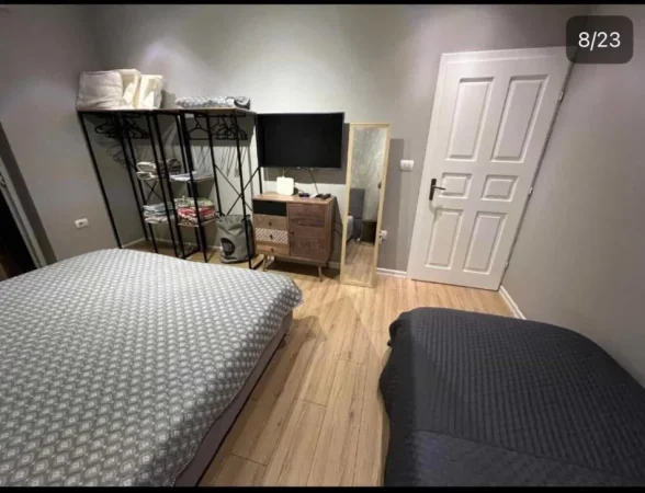 Tirane, jepet me qera apartament 1+1 , 900 € 