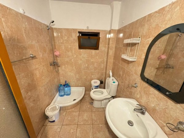 Tirane, jepet me qera apartament 1+1 , 250 € 