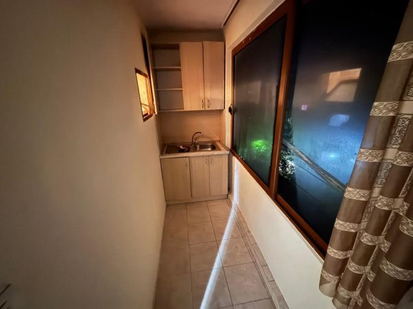 Tirane, jepet me qera apartament 1+1 , 250 € 