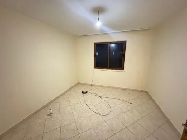 Tirane, jepet me qera apartament 1+1 , 250 € 