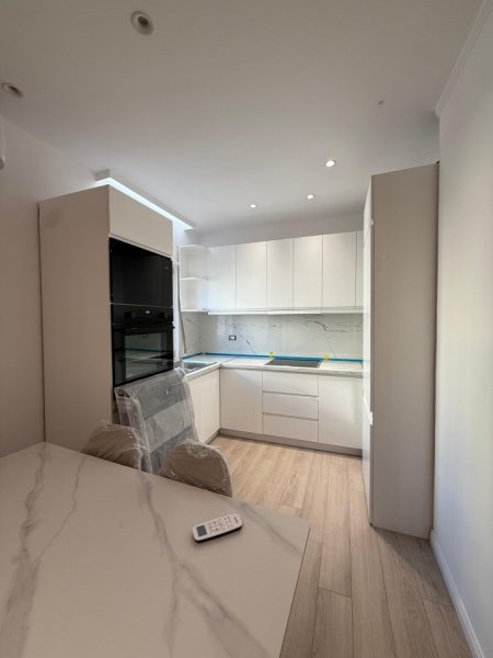 Tirane, Jepet me qira Apartament 2+1+Post parkimi, Rruga Him Kolli 🏢Kati i 3, me ashensor  💶 Çmimi: 1000€/Muaj