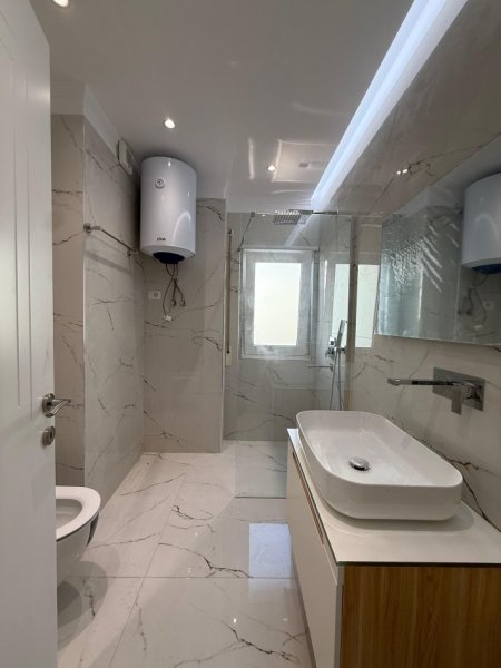 Tirane, Jepet me qira Apartament 2+1+Post parkimi, Rruga Him Kolli 🏢Kati i 3, me ashensor  💶 Çmimi: 1000€/Muaj