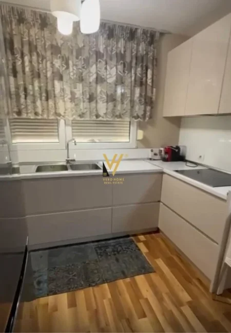 Tirane, jepet me qera apartament 1+1+Ballkon Kati 5, 70 m² 750 € (MYSLYM SHYR)