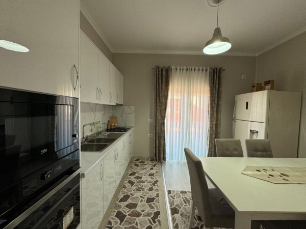Tirane, jap me qera apartament 2+1 Kati 2, 105 m² 600 € (Vilat Gjermane)