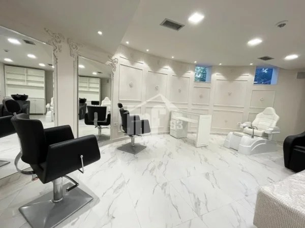 Tirane, jepet me qera ambjent biznesi Kati 0, 258 m² 4.080 € (RRUGA “ELBASANIT”, PRANË PARKUT TË LIQENIT)