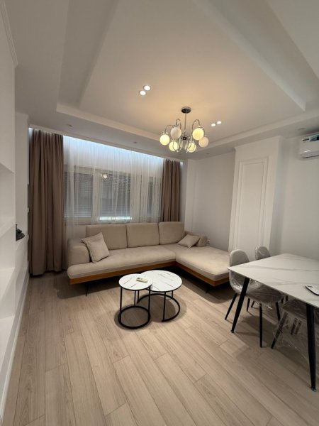 Tirane, jepet me qera apartament 2+1+Ballkon Kati 3, 900 € (Rruga Him Kolli)