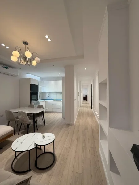 Tirane, jepet me qera apartament 2+1+Ballkon Kati 3, 900 € (Rruga Him Kolli)