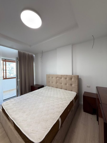 Tirane, jepet me qera apartament 2+1+Ballkon Kati 3, 900 € (Rruga Him Kolli)
