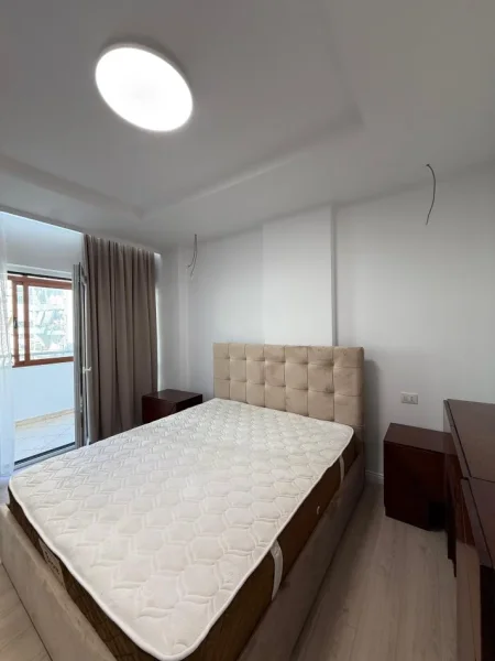 Tirane, jepet me qera apartament 2+1+Ballkon Kati 3, 900 € (Rruga Him Kolli)