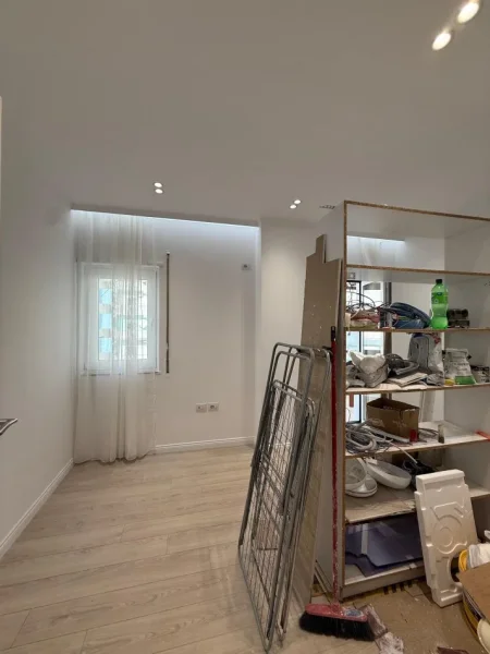 Tirane, jepet me qera apartament 2+1+Ballkon Kati 3, 900 € (Rruga Him Kolli)