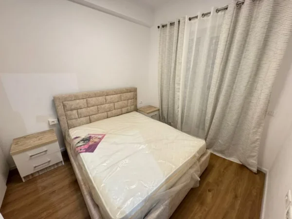 Tirane, jepet me qera apartament 1+1 Kati 1, 