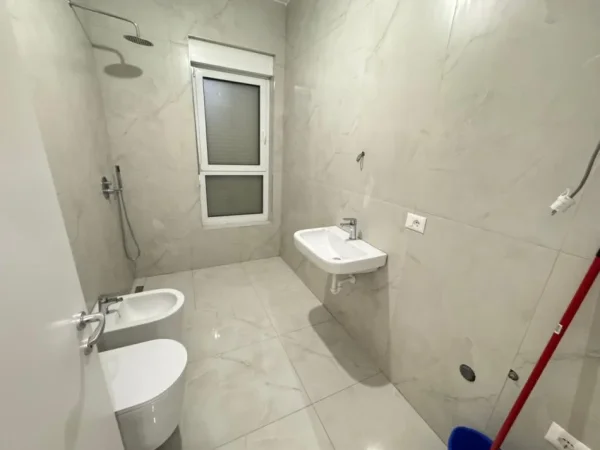 Tirane, jepet me qera apartament 1+1 Kati 1, 