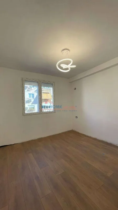 Tirane, shitet apartament 1+1+Ballkon Kati 4, 54 m² 140.000 € (Rruga Kongresi i Lushnjes)