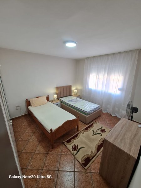 Tirane, jepet me qera apartament 2+1 , 95 m² 550 € (Pranë Drejtorisë së Higjenës / Restorant Pireu)