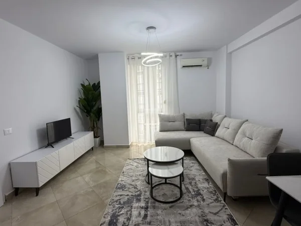 Tirane, jepet me qera apartament 2+1 Kati 4, 850 € 